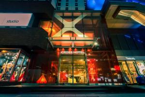 大阪大阪十字酒店的夜晚的建筑物店面
