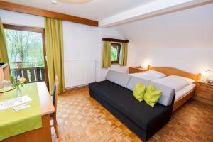 Postel nebo postele na pokoji v ubytování Pension Leuprecht + 37 fotografií
