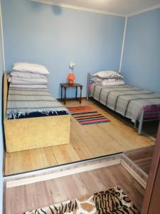 Cette chambre dispose de deux lits et de parquet. dans l'établissement Žalioji, à Paduyelis