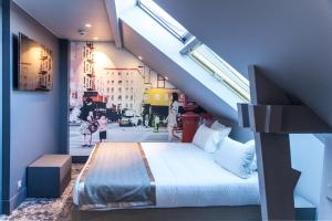- une chambre avec un lit au milieu d'un escalier dans l'établissement Hotel Sixteen Paris Montrouge, à Montrouge