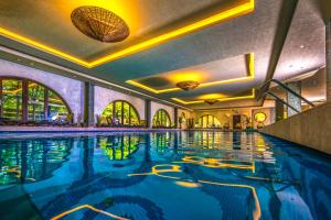Bazén v ubytovaní Budapest Airport Hotel Stáció Wellness & Konferencia alebo v jeho blízkosti