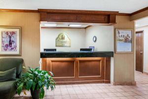 een wachtruimte van een ziekenhuis met een receptie bij La Quinta Inn by Wyndham Detroit Southgate in Southgate