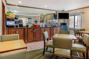 A restaurant or other place to eat at La Quinta Inn by Wyndham Detroit Southgate