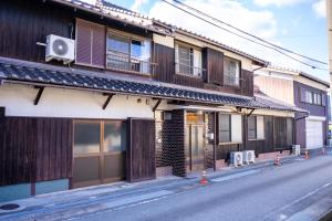 una calle vacía con un edificio con balcón en 黒まめ庵, en Tamba
