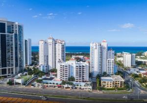 eine Luftansicht einer Stadt mit Gebäuden und dem Meer in der Unterkunft Location Location Location - Broadbeach :) in Gold Coast