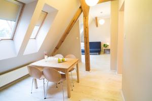 a dining room with a table and chairs at Apartamenty Za Regą in Mrzeżyno