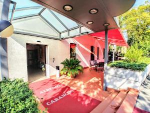 una casa con un tappeto rosso su un patio di Hotel Carancini a Salsomaggiore Terme