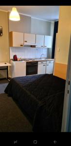 een kleine keuken met een bed in een kamer bij hotel Melissa in Péruwelz