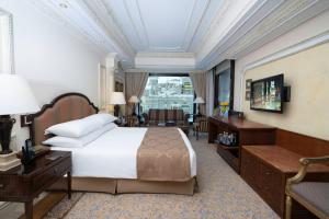 ein Hotelzimmer mit einem Bett, einem Schreibtisch und einem Stuhl in der Unterkunft Dar Al Tawhid Intercontinental Makkah, an IHG Hotel in Mekka