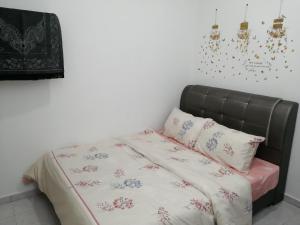 a bed with a blanket and pillows in a room at SKYHOMESTAY TELOK PANGLIMA GARANG in Teluk Panglima Garang