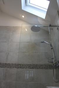 y baño con ducha de cristal y ventana. en Bryher Cottage, en Paul 5 fotos más