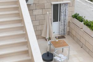 an overhead view of a patio with an umbrella and a table at Apartman Ružica in Pučišća