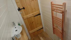 Owl Hut Cosy Ensuite Pod Snowdonia Coast Sleeps 2的一间浴室