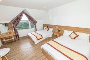 Postel nebo postele na pokoji v ubytování Lacami Dalat Hotel
