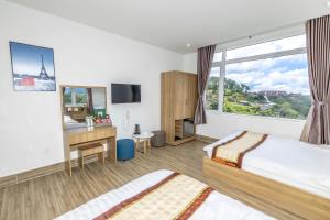 Postel nebo postele na pokoji v ubytování Lacami Dalat Hotel