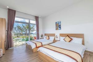 Postel nebo postele na pokoji v ubytování Lacami Dalat Hotel