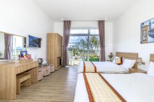 Postel nebo postele na pokoji v ubytování Lacami Dalat Hotel