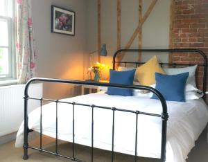 A bed or beds in a room at Starnash Farmhouse 