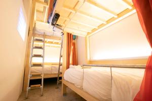 Katil dua tingkat atau katil-katil dua tingkat dalam bilik di Theatel Sapporo