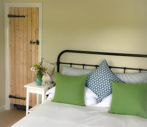 A bed or beds in a room at Starnash Farmhouse 