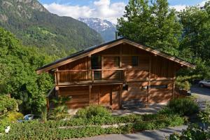 a log cabin with mountains in the background at Chalet nature et design in Servoz