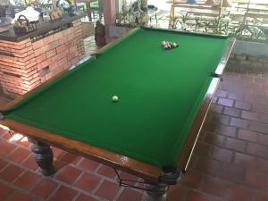 Biliár nebo kulečník v ubytování PP Land Beach Eco Resort