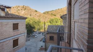 una vista di una strada tra due edifici di Apartamento Pasaje del Barco by Toledo AP a Toledo