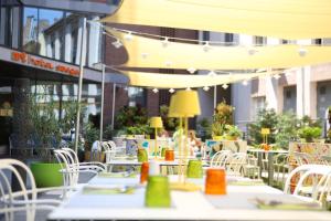 Reštaurácia alebo iné gastronomické zariadenie v ubytovaní Art Hotel Szeged
