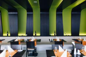 Reštaurácia alebo iné gastronomické zariadenie v ubytovaní Art Hotel Szeged