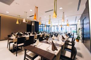 Reštaurácia alebo iné gastronomické zariadenie v ubytovaní Art Hotel Szeged