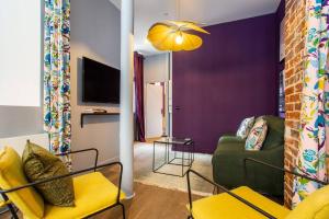een woonkamer met een bank en een tv bij Appartement indépendant-2 chambres !!Parc des expositions in Parijs