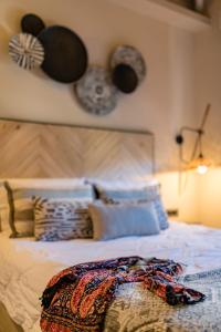 Кровать или кровати в номере Anthemion Suites and Villas