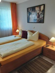 sypialnia z dużym łóżkiem z 2 lampami i oknem w obiekcie Bad Füssing - Europa Residenz Suite 317 und Big Suite 307 w mieście Bad Füssing
