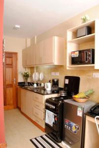 Кухня или мини-кухня в West suite Sherry homes, Kisauni Road Nairobi West
