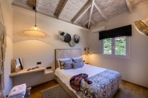 Кровать или кровати в номере Anthemion Suites and Villas