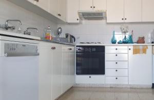 Dapur atau dapur kecil di Retire holiday apartment +3 gambar