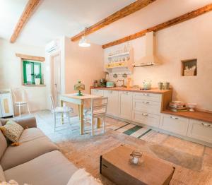 een keuken en een woonkamer met een bank en een tafel bij Casa Contessa in Livade