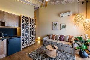 Кухня или мини-кухня в Anthemion Suites and Villas
