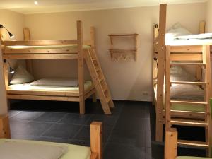 Palanda nebo palandy na pokoji v ubytování B&B Alte Sägemühle Schlommefurth
