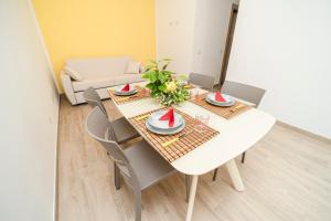 uma sala de jantar com uma mesa branca e cadeiras em tra Sole e Limoni Apartments em Tramonti
