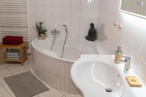 Koupelna v ubytování Ferienwohnung FUCHSBAU im EG des Ferienhauses Falkenhöhe + 9 fotografií
