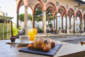 een tafel met een brood en een kop koffie bij Locanda De' Ciompi in Florence