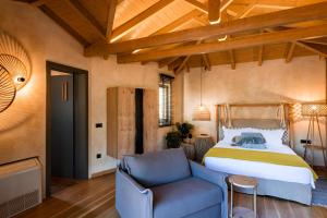 Кровать или кровати в номере Anthemion Suites and Villas