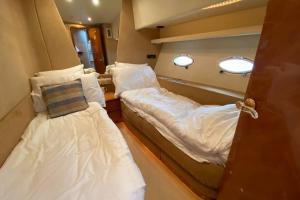 Кровать или кровати в номере Italian Superyacht Bianca Lucida