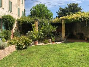 Un jardín fuera de Ai Tigli