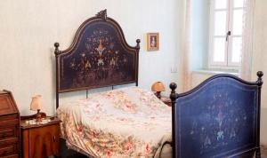 um quarto com uma grande cama de dossel azul em Cuore del Borgo - Vogogna em Vogogna
