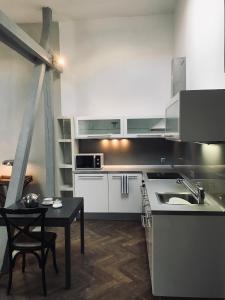 eine kleine Küche mit einem Tisch und einem Waschbecken in der Unterkunft CITY CENTER Apartments in Prag
