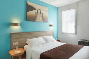 Ліжко або ліжка в номері Ashley Hotel Le Mans Sud