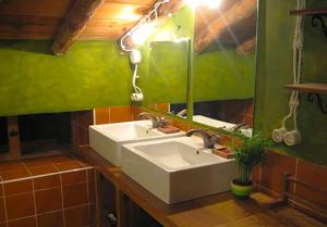 Casa Rural Sobre Fábulas tesisinde bir banyo
