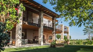 Elle offre une vue sur l'extérieur d'une maison dotée d'un balcon. dans l'établissement Agriturismo Casale ai Prati, à Latisana
